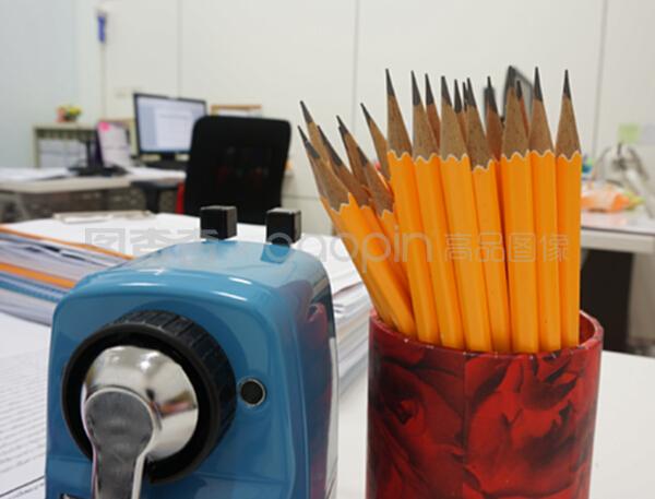 辦公桌上的工作工具與辦公用品